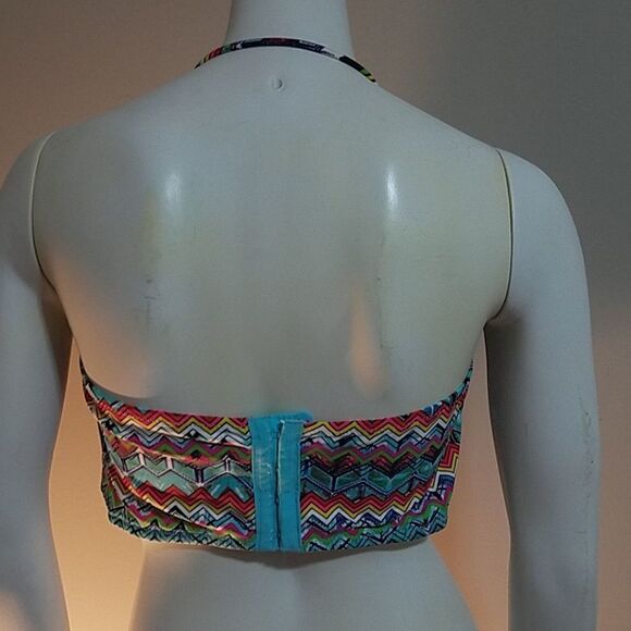 Jessica Simpson Cheveron Patterned Bikini Top (L) - Picture 4 of 5